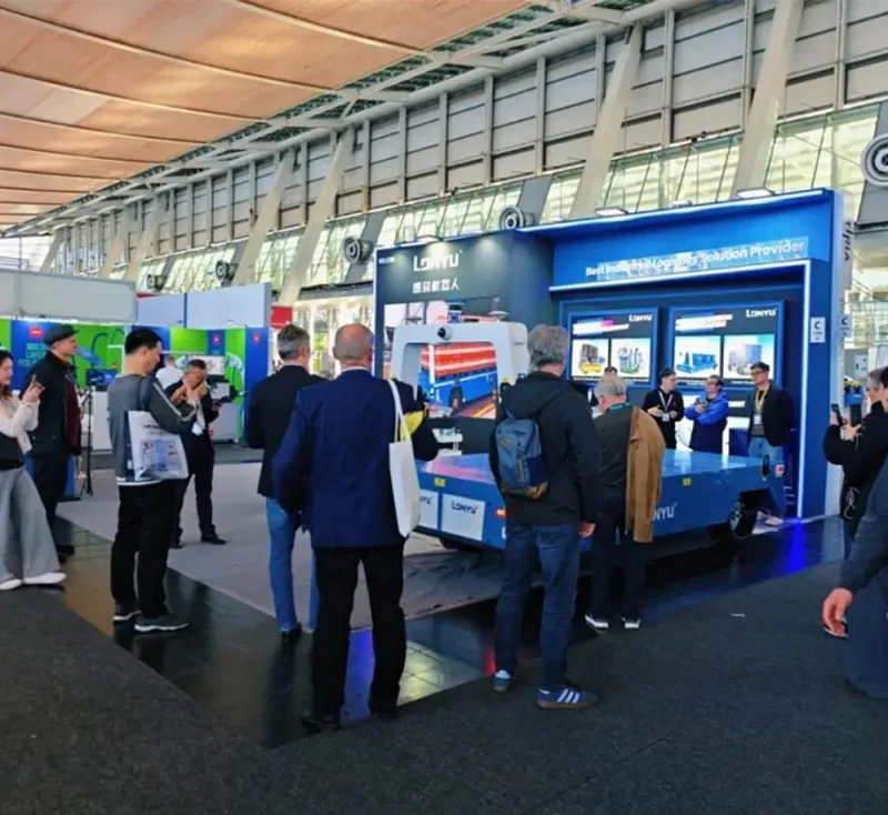 lonyu's booth attracts a large crowd of visitors banner