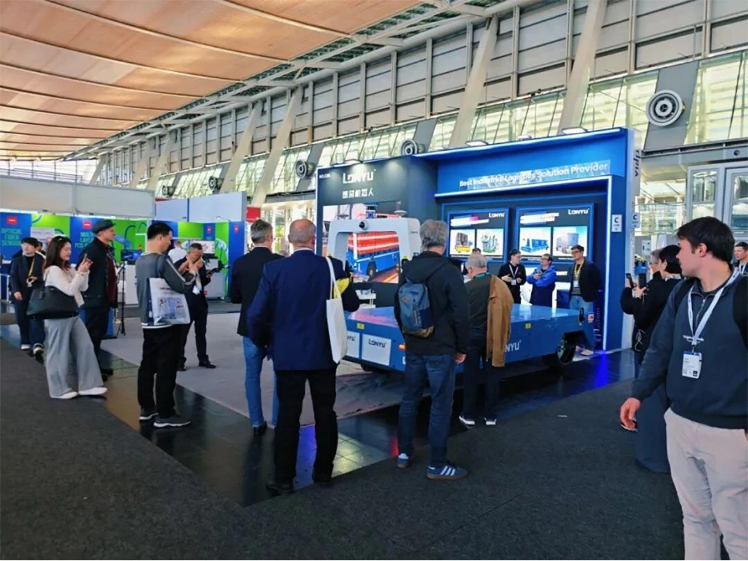 lonyu's booth attracts a large crowd of visitors