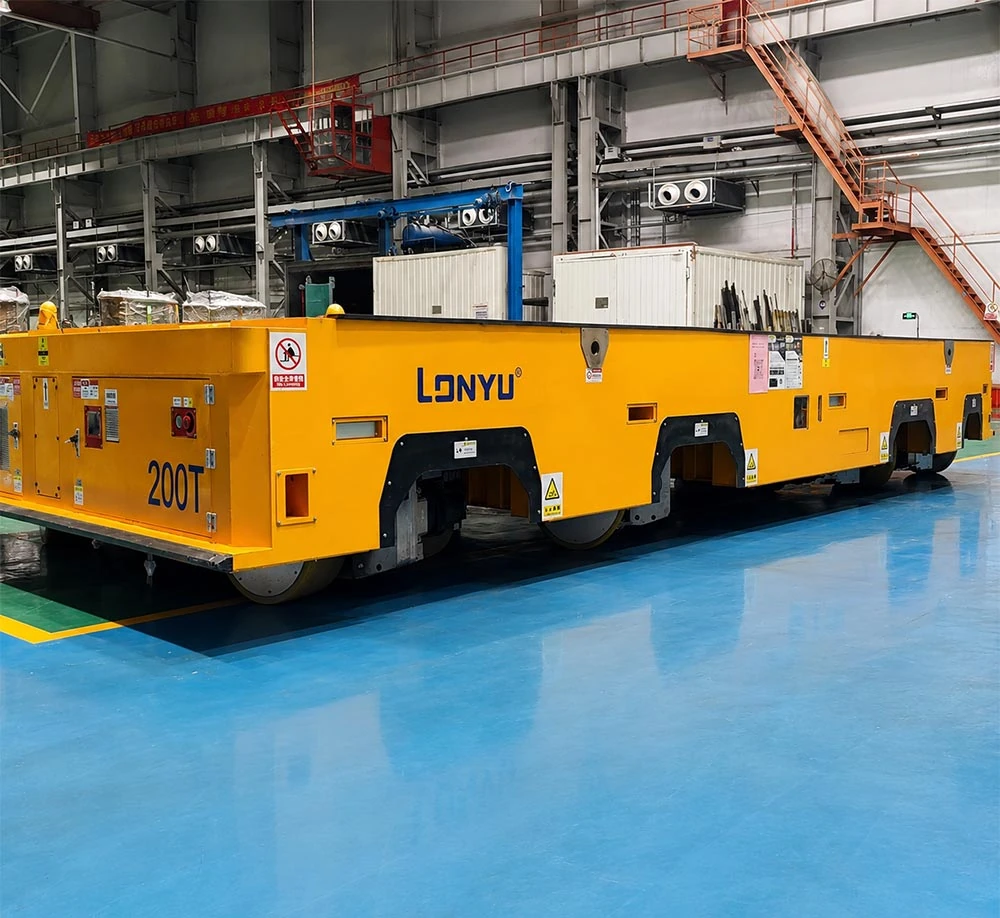 LONYU 重型 AGV 在制造工厂内运输多吨级工业设备，用于自动化物料搬运（横幅）